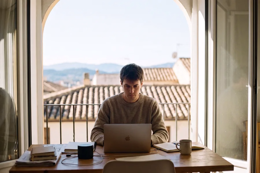 Persona trabajando en remoto desde un piso en España