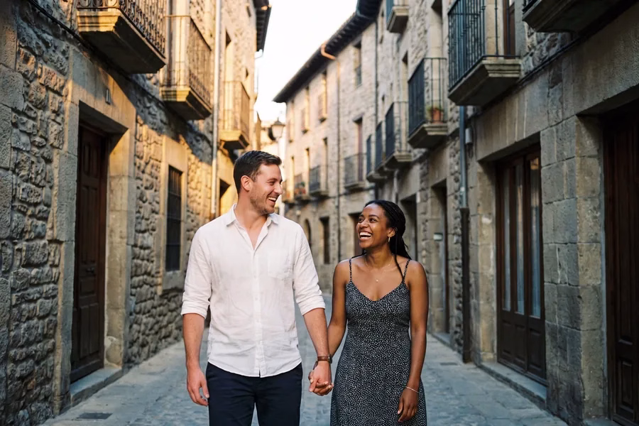 Pareja paseando por una calle del casco antiguo de una ciudad española